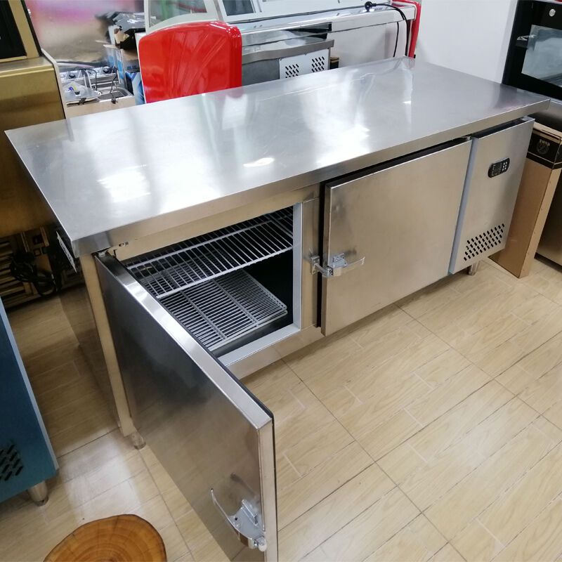 業務用キッチンの下に設置する冷蔵作業台